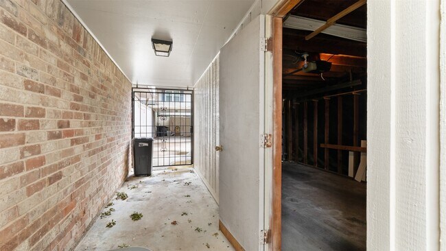 Building Photo - 2107 Lander Ln