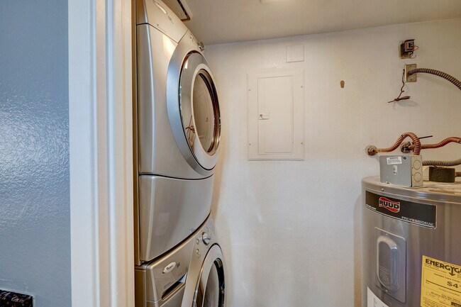 Building Photo - 755 E Lola Dr