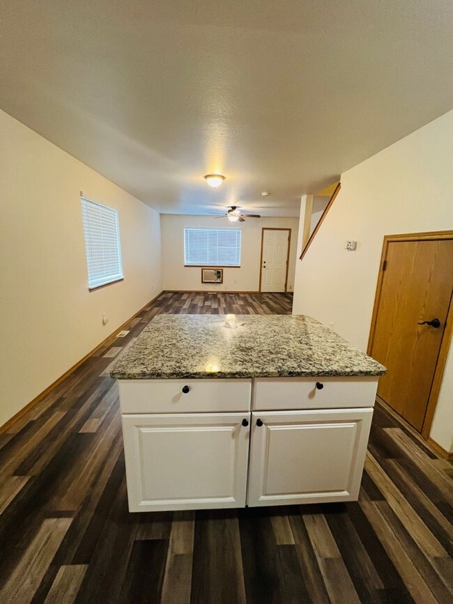 Building Photo - Amazing 3 Bed 2.5 Bath - Townhouse