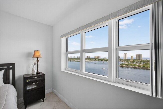 Building Photo - 2640 Lake Shore Dr