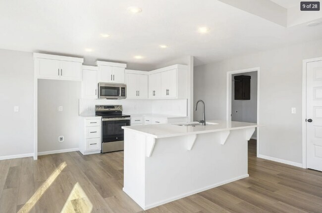 Building Photo - GORGEOUS 4 BED 2 BATH