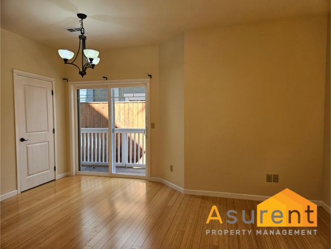 Building Photo - Adorable Jacksonville Duplex Available Soon!