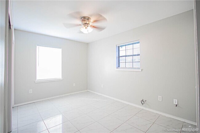 Building Photo - 15 Enfield Ave