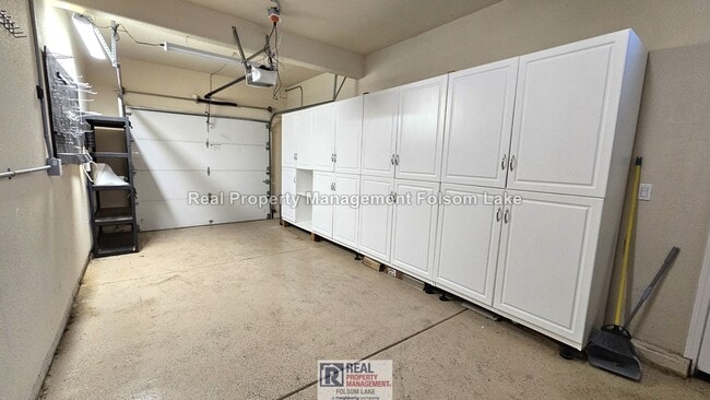 Building Photo - 5 Bedroom Carmichael Home + Large Bonus Room | 3-Car Garage & RV/Boat Parking