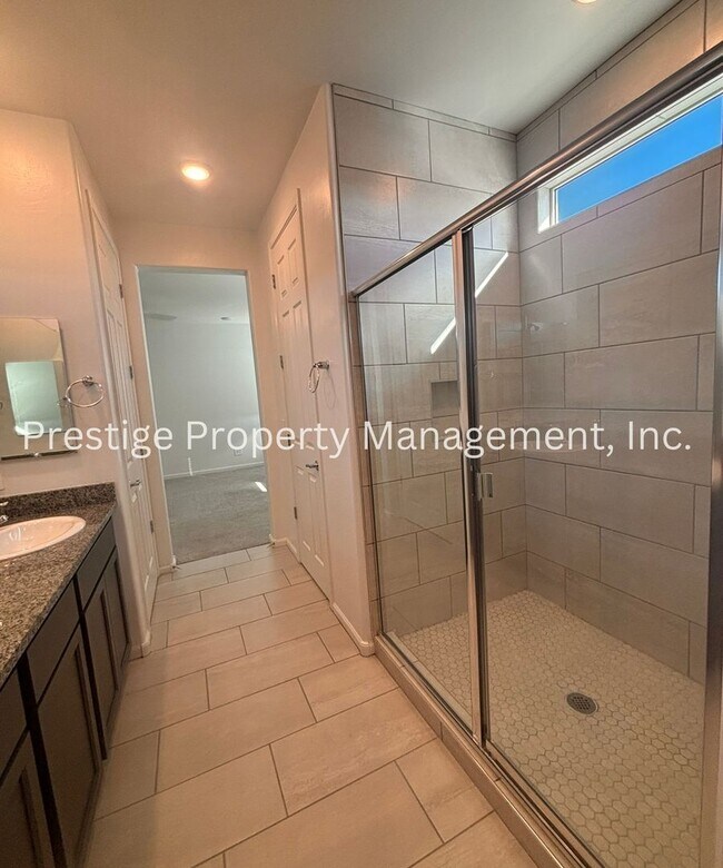 Building Photo - Beautiful 2/2 2-Story West Side Home With ...