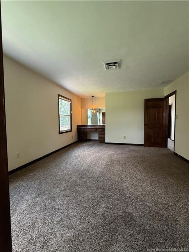 Building Photo - Golf course views in Floyds Knobs!