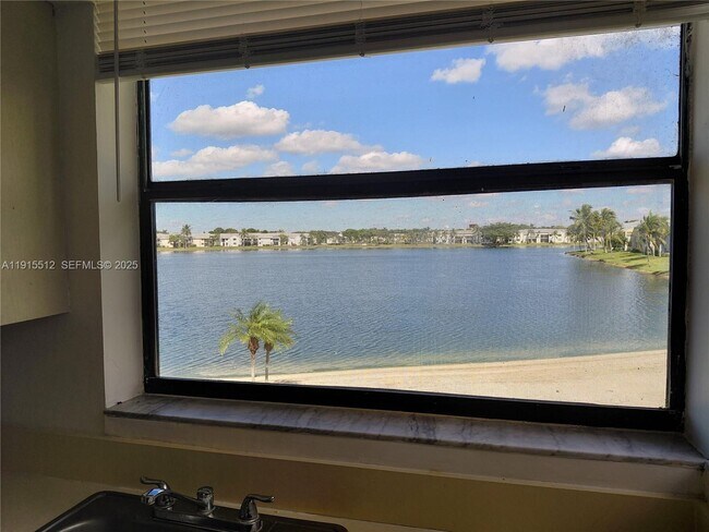 Building Photo - 999 Hamilton Dr