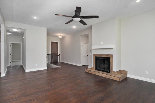 Building Photo - 836 S Black Sands Ave