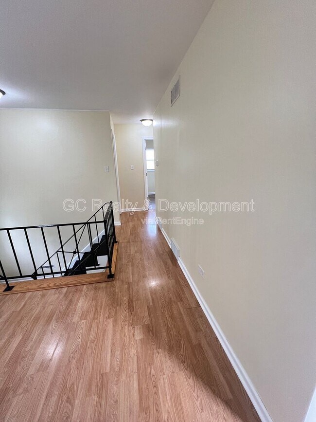 Building Photo - 206 E Center St