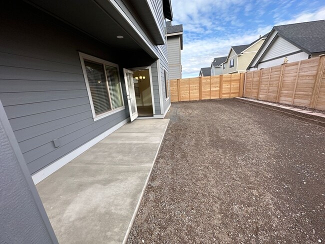 Building Photo - Newer SE Bend House w/A/C, 3 Bdrms, 2.5 Baths, 2160 Sq Ft, EVO OUTLET, Access to Pool, Dbl Garage