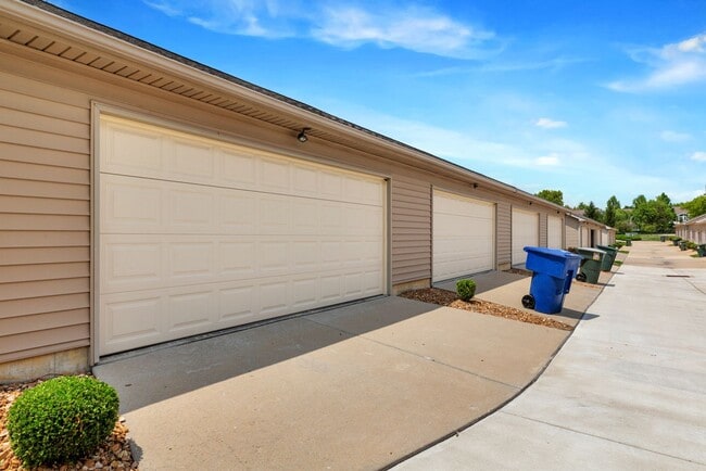 Building Photo - Beautiful 3b/3b Townhome!