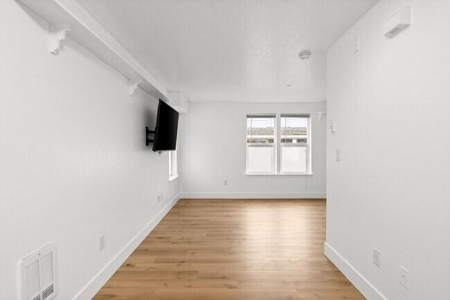 Building Photo - Cozy Studio Apartment in SE Portland w/ Laundry