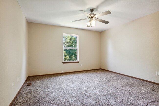 Building Photo - 3 Bedroom, 2 Bath, two story all electric ...
