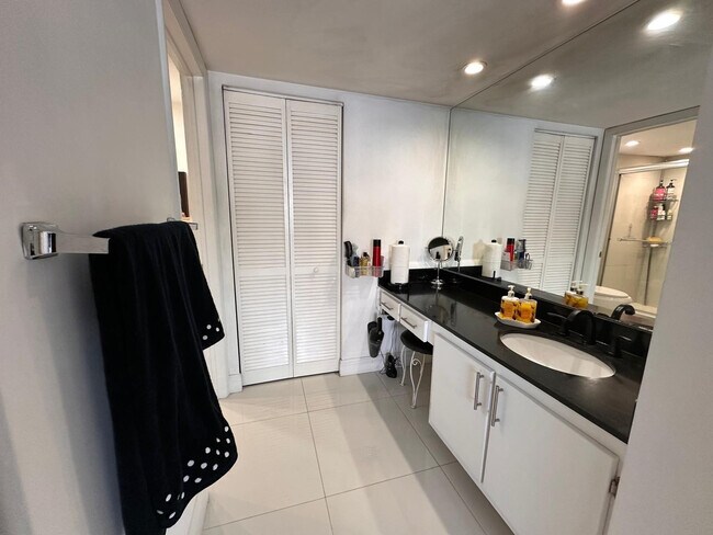 Building Photo - 1880 S Ocean Dr