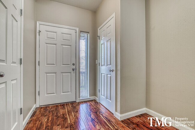 Building Photo - Gorgeous Four Bedroom Townhome in Hillsboro!