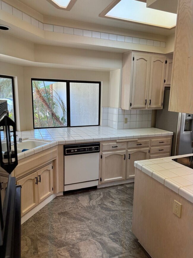 Building Photo - 3 bedroom 2 bath home in The Oaks