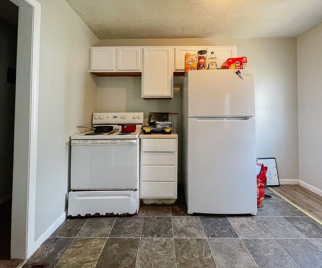 Building Photo - 4 Bed 2 Bath