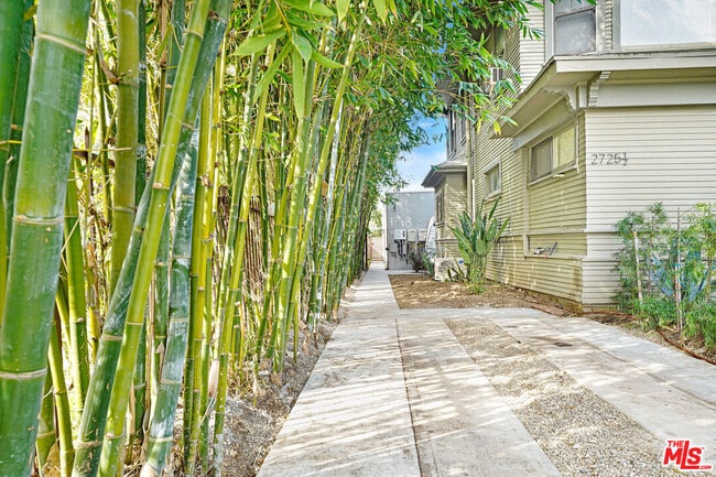 Building Photo - 2725 1/2 Dalton Ave