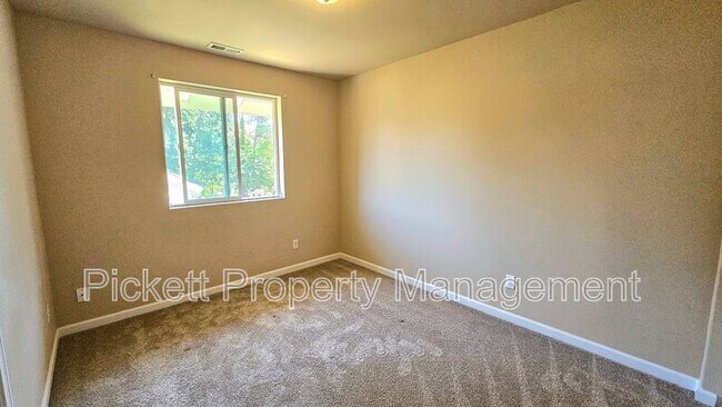 Building Photo - 102 Goldenrod St
