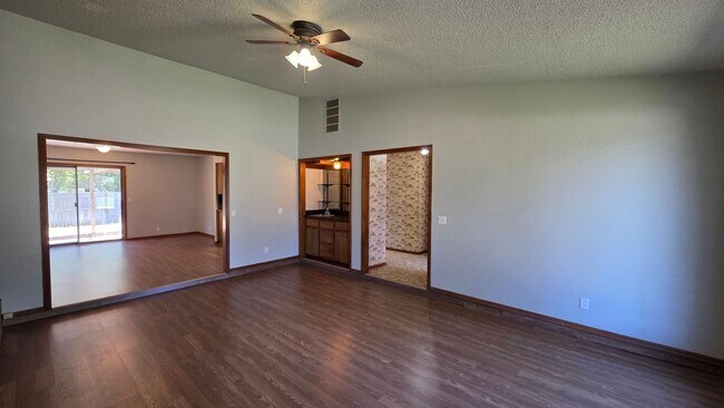 Building Photo - Great 3 Bedroom Home in Yukon!  $1450!