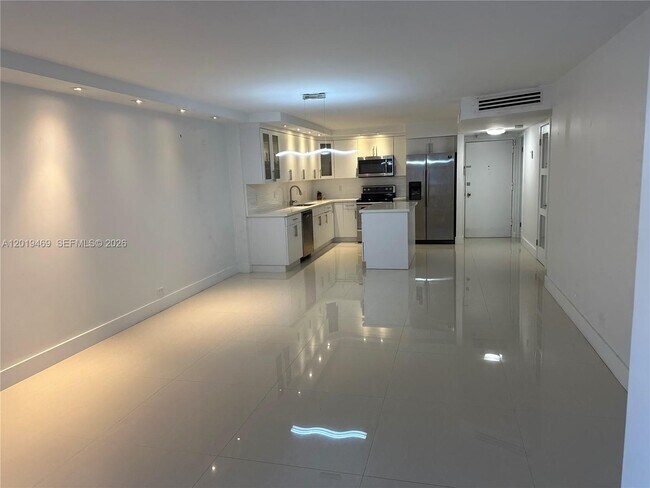 Building Photo - 6039 Collins Ave