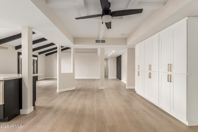 Building Photo - 4521 E Sunrise Dr