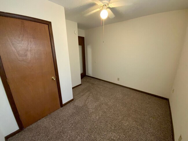 Building Photo - 560 NE Park Ln