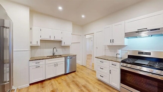 Building Photo - 147 Langdon Ave