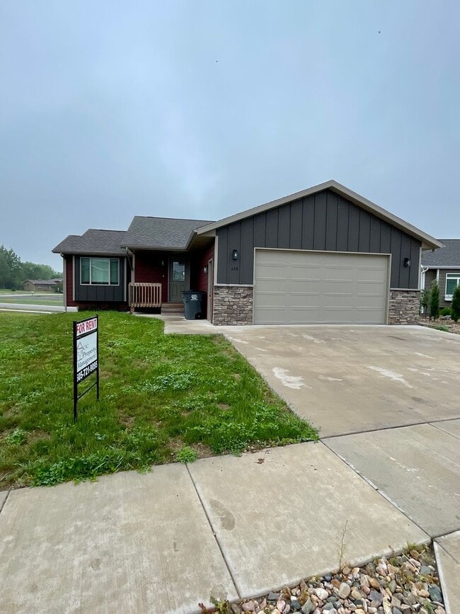 Primary Photo - * 3 - 2 - 1 SPECIAL! * NEWER 4 Bedroom, 3 ...