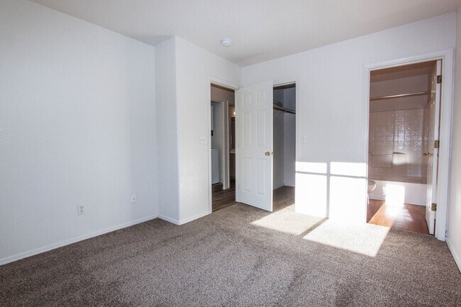 Building Photo - 8100 E Lakeshore Dr