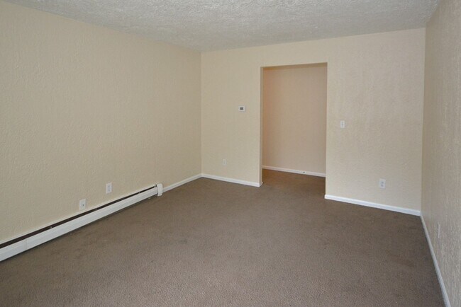 Building Photo - ***Ask about our Security Deposit Alternative!*** $899- Remodeled one bedroom apartment in Eastwood