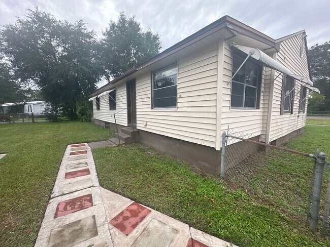 Building Photo - Crystal Springs, Country Home, Large Lot a...