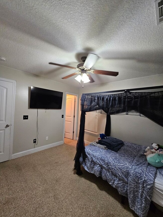 Building Photo - Spacious 5-Bedroom, 3-Bathroom Home for Re...