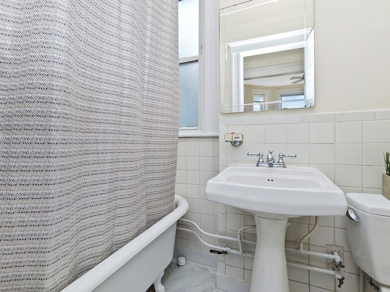 Building Photo - 125 Park Dr