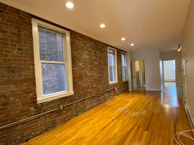 Primary Photo - 275 Webster Ave
