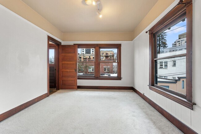 Building Photo - 1 Bedroom close to SW! Pets Ok! Walking distance to Providence Park!