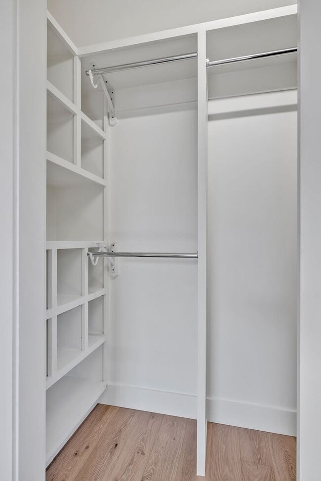 Building Photo - Beautifully furnished short-term rental in...