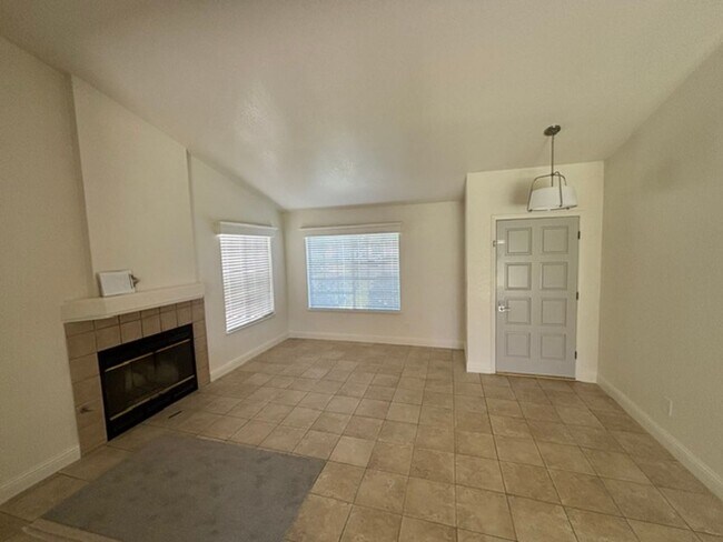 Building Photo - Clean 3 Bedroom / 2 Bathroom home near Stockdale High School, Recently Renovated!