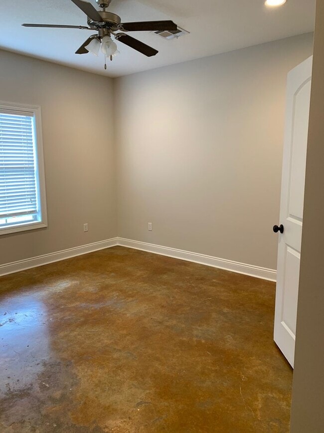 Building Photo - 3 Bedroom 2 bath Duplex for lease