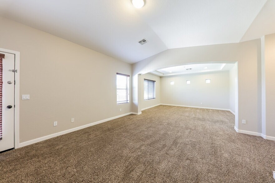 Building Photo - 2120 W Eagle Feather Rd
