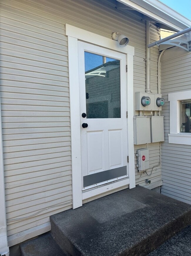 Building Photo - Updated 1 bed, 1 bath in Eugene!