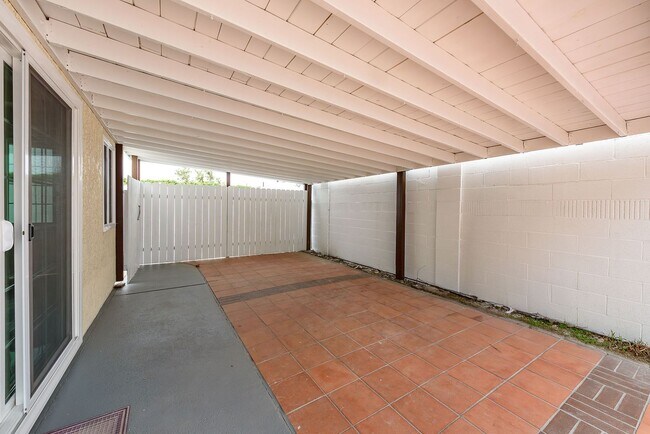 Building Photo - Your Newly Renovated Huntington Beach Oasi...