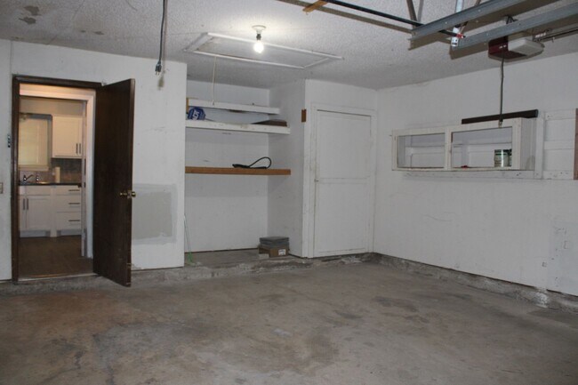 Building Photo - Newly Remodeled! Close to Tinker