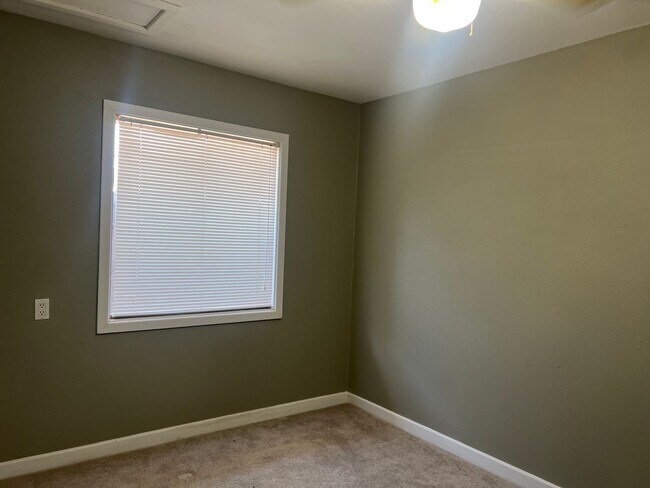 Building Photo - 3 bed 2 bath Move In Ready!