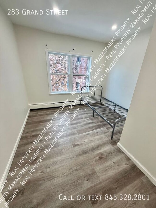 Building Photo - 283 Grand St