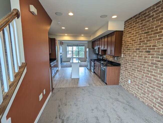 Building Photo - Modern 4 level townhouse available for imm...