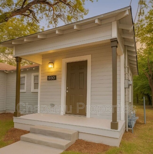 Building Photo - 930 Poinsettia St