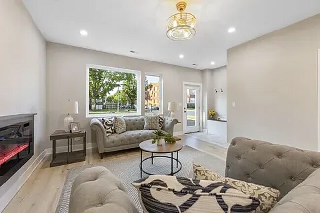 Building Photo - 5901 W Erie St