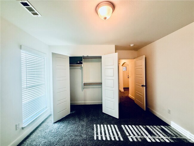 Building Photo - 424 NW 59th Ave