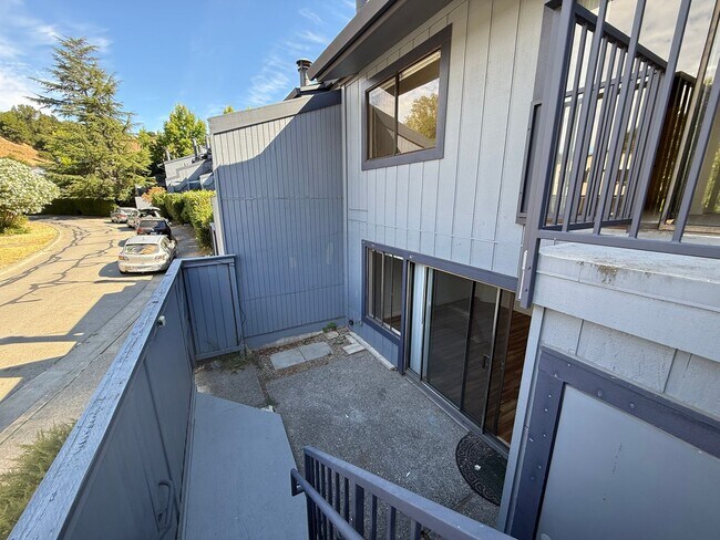 Building Photo - 73 Mitchell Dr